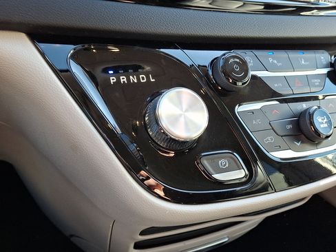 Used 2024 Chrysler Pacifica Touring-L FWD image 17
