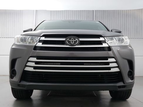 Used 2019 Toyota Highlander LE FWD image 10