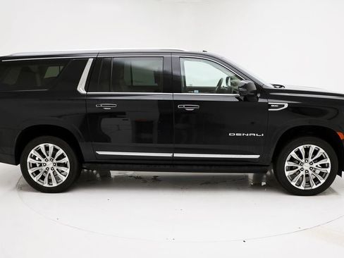 Used 2023 GMC Yukon XL Denali w/ Advanced Technology Package image 2