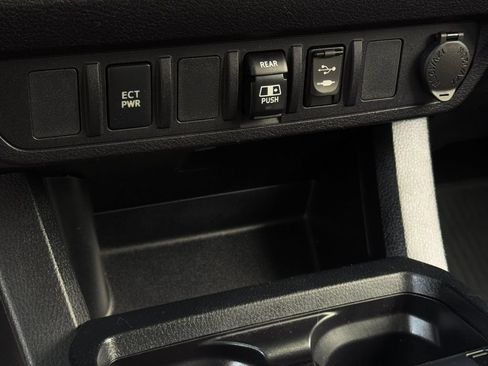 Used 2018 Toyota Tacoma SR5 AWD/4WD image 38
