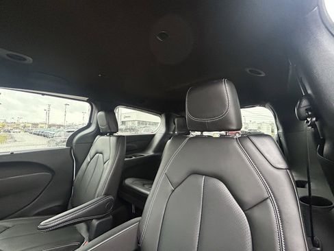 Used 2025 Chrysler Voyager LX image 29