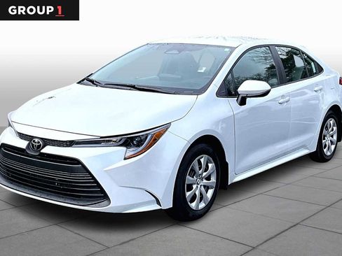 Certified 2025 Toyota Corolla LE image 1
