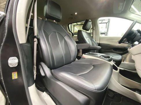 Used 2024 Chrysler Pacifica Touring-L image 25