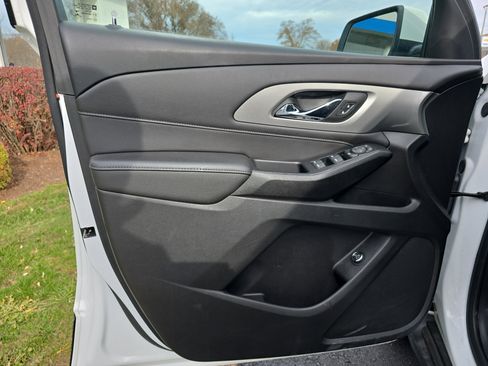 Used 2023 Chevrolet Traverse LT image 18