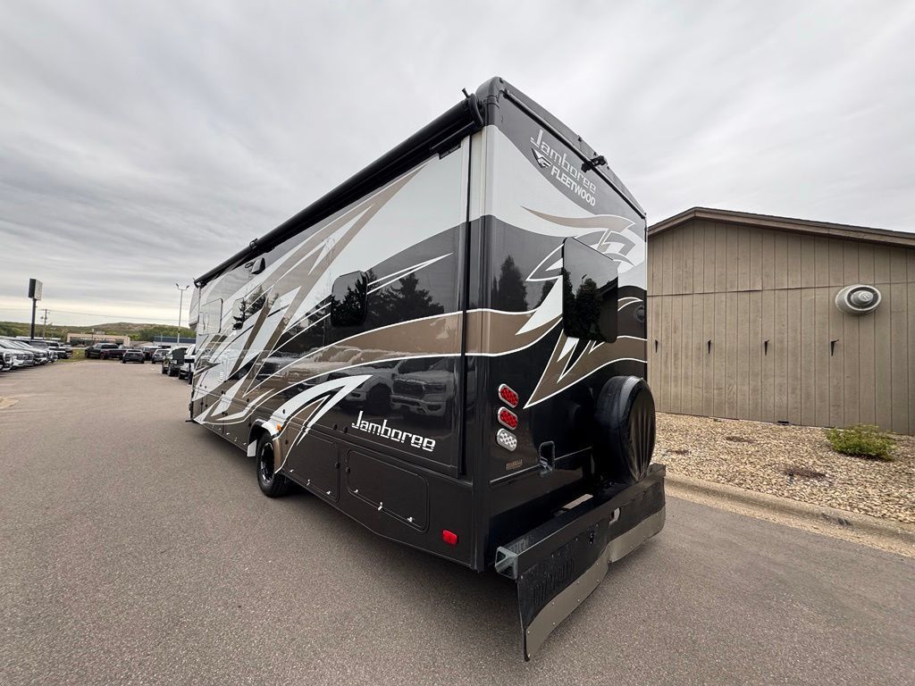 Used 2017 Ford E-450 and Econoline 450 Super Duty w/ Motorhome Prep Package RWD image 8