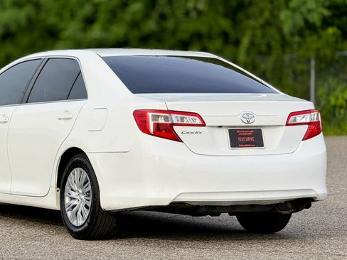 Used 2014 Toyota Camry L image 16