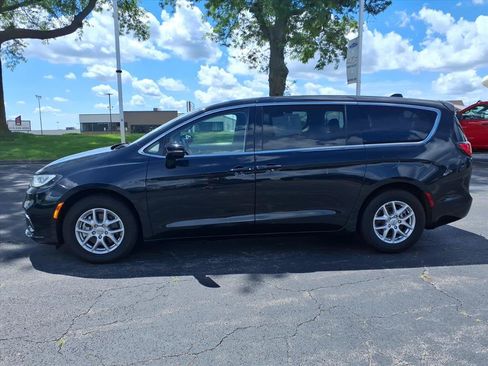 Used 2024 Chrysler Pacifica Touring-L FWD image 4