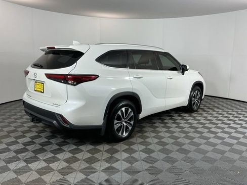 Used 2020 Toyota Highlander XLE AWD/4WD image 5