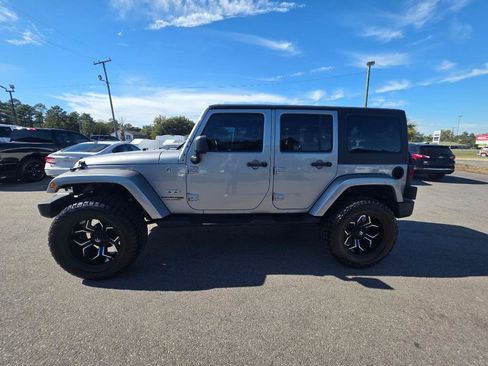 Used 2018 Jeep Wrangler Unlimited Sahara image 2