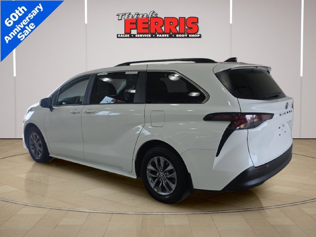 Used 2024 Toyota Sienna LE FWD image 3