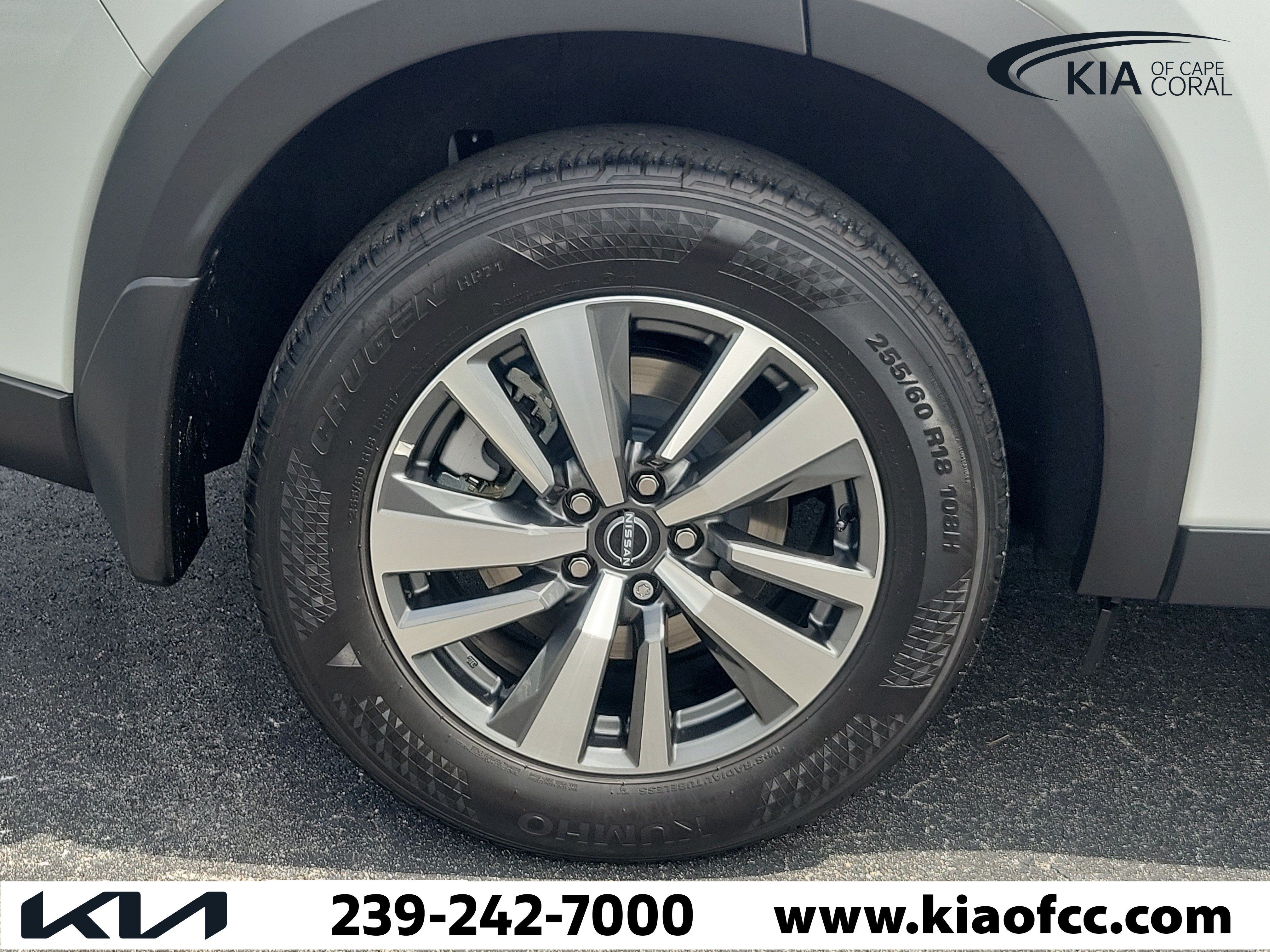 Used 2025 Nissan Pathfinder SL w/ Black Appearance Package FWD image 9