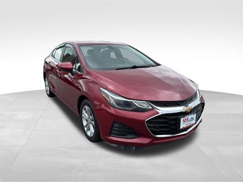 Used 2019 Chevrolet Cruze LT w/ Convenience Package FWD image 8