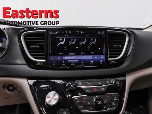 Used 2023 Chrysler Pacifica Touring-L FWD image 12
