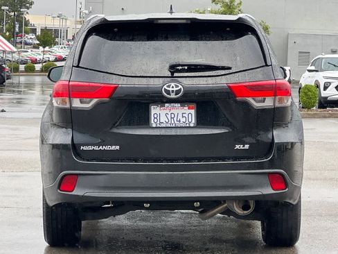 Used 2019 Toyota Highlander XLE w/ Carpet Mat Package (TMS) FWD image 8