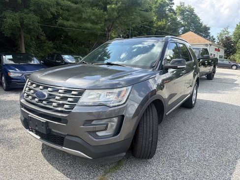 Used 2017 Ford Explorer XLT w/ Equipment Group 202A AWD/4WD image 2
