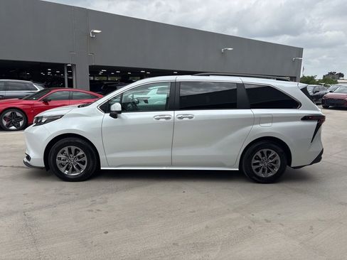 Used 2026 Toyota Sienna XLE FWD image 9