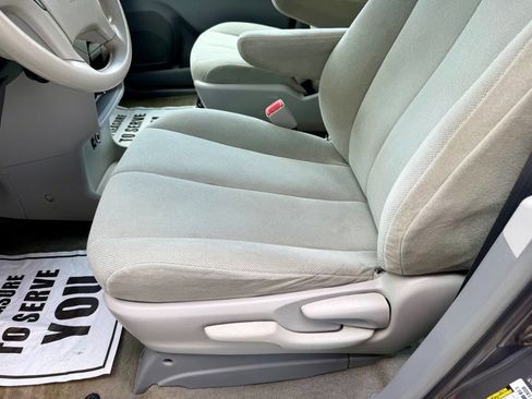 Used 2014 Toyota Sienna L FWD image 32