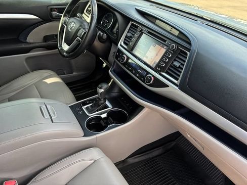 Used 2019 Toyota Highlander XLE AWD/4WD image 18