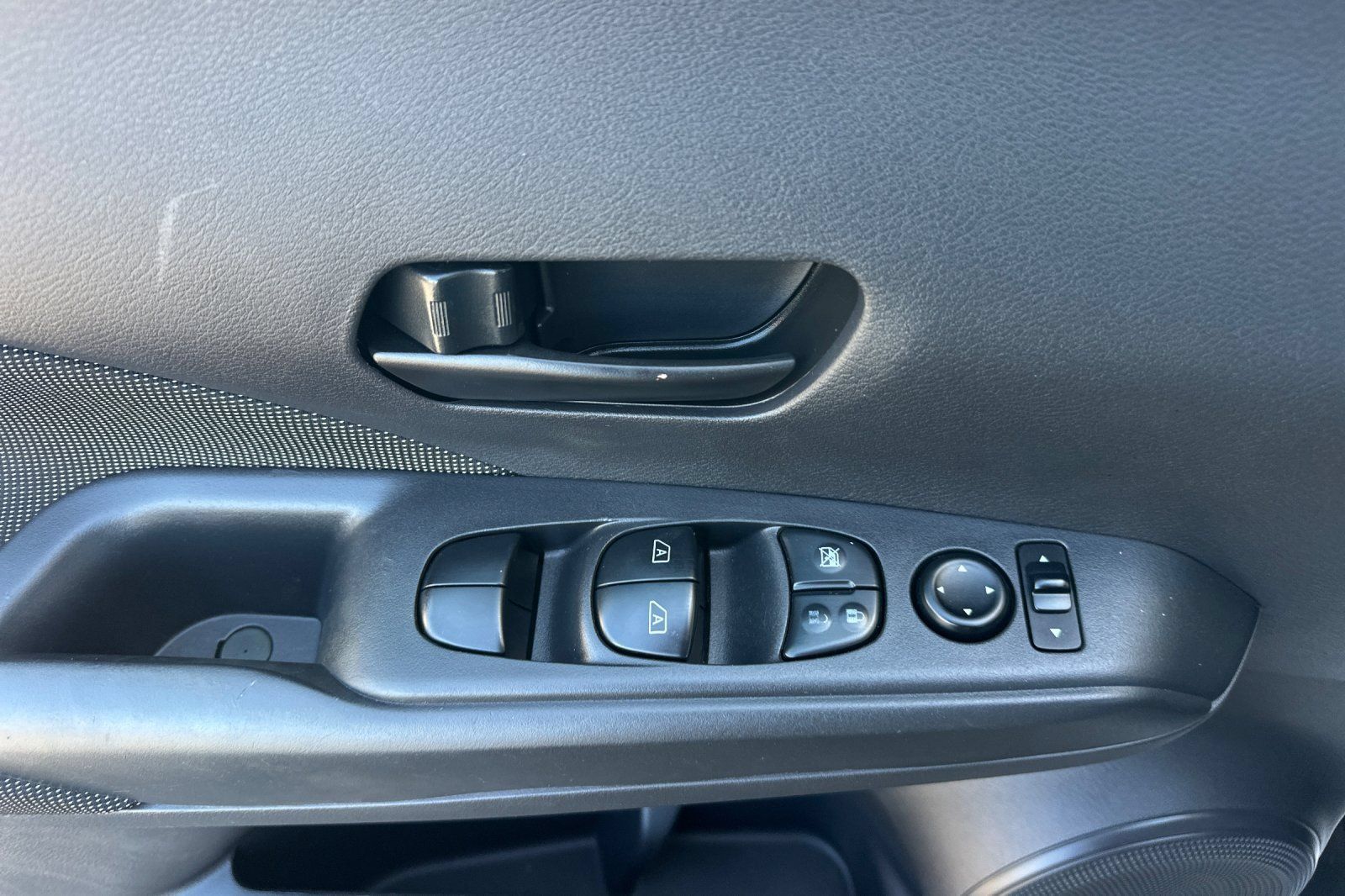 Used 2020 Nissan Kicks S FWD image 11