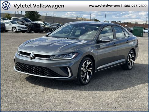 Certified 2025 Volkswagen Jetta SEL image 5