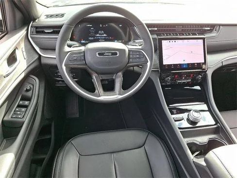 Certified 2025 Jeep Grand Cherokee Limited w/ Black Appearance Package image 11