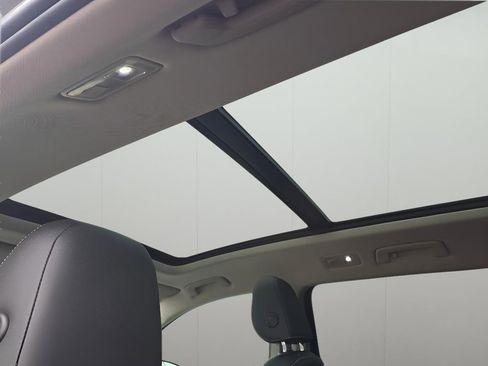 Used 2023 Volkswagen Taos SE w/ Panoramic Sunroof Package FWD image 11