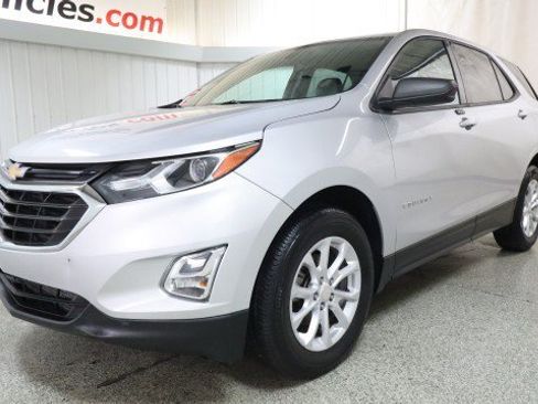 Used 2018 Chevrolet Equinox LS FWD image 2