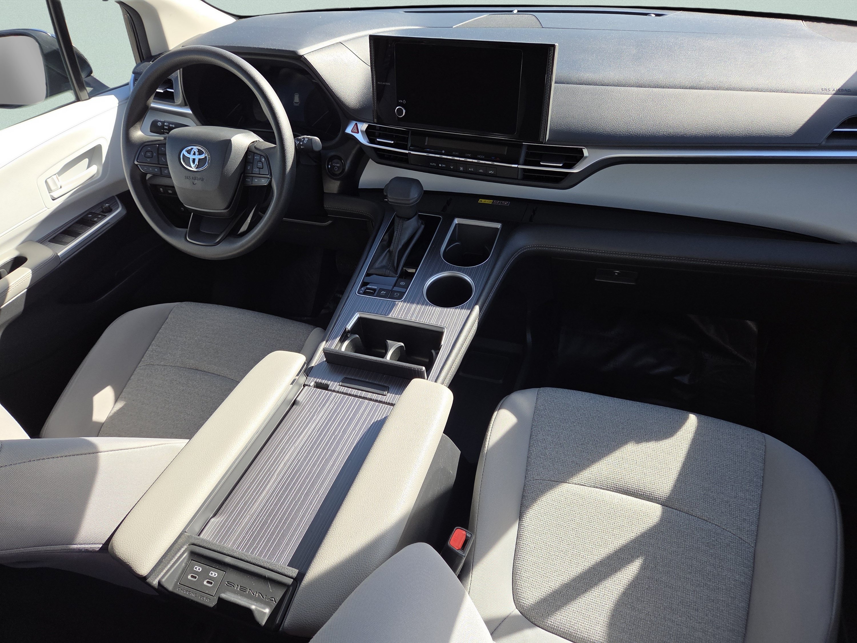Used 2025 Toyota Sienna LE FWD image 28