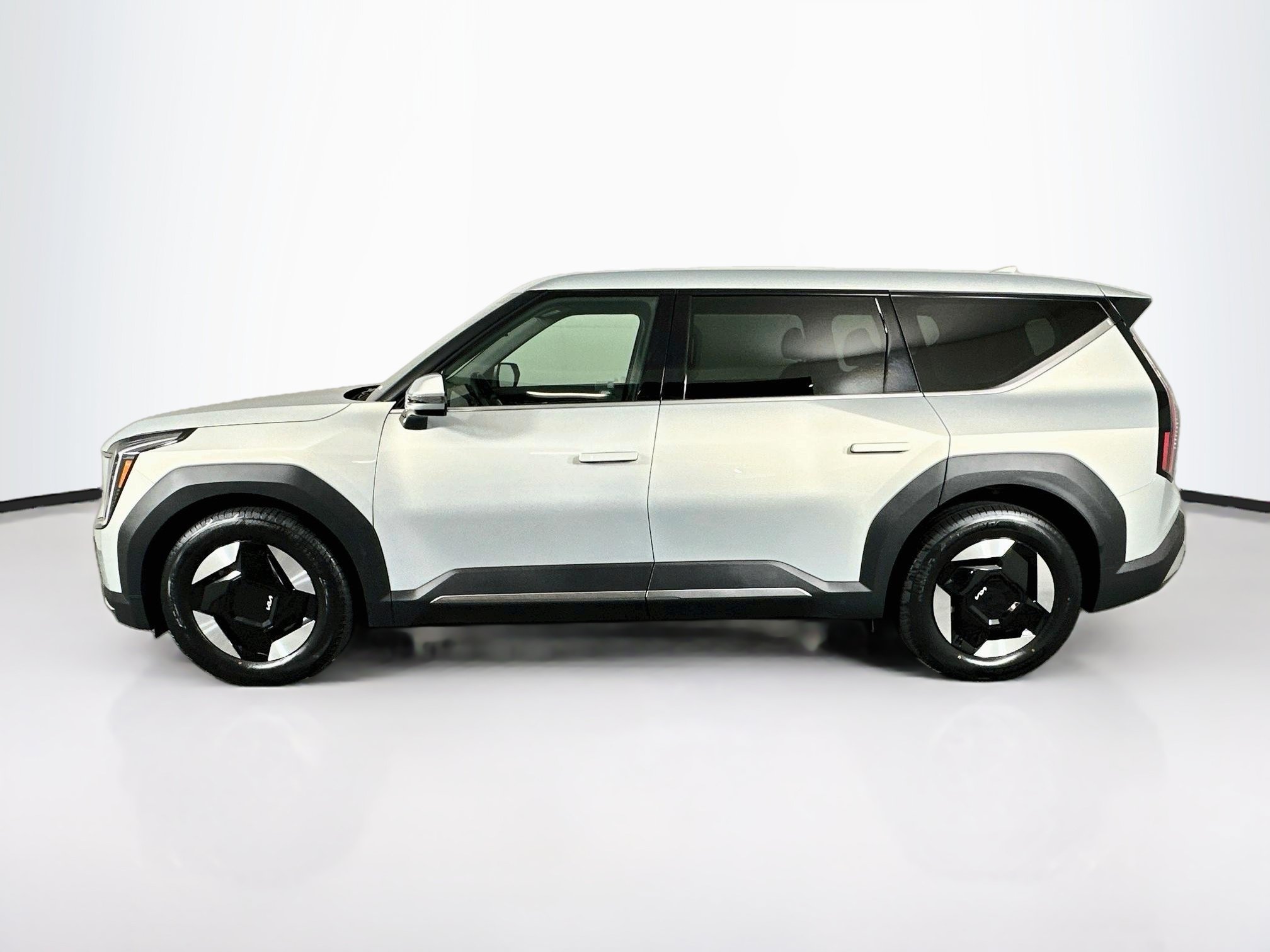 Used 2024 Kia EV9 Light Long Range RWD image 4