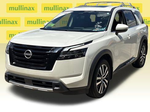 Used 2024 Nissan Pathfinder Platinum w/ Black Appearance Package FWD image 14