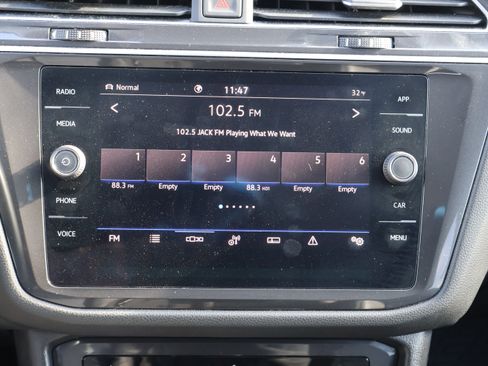 Used 2022 Volkswagen Tiguan SE w/ Panoramic Sunroof Package image 25