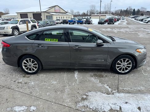 Used 2017 Ford Fusion SE image 4