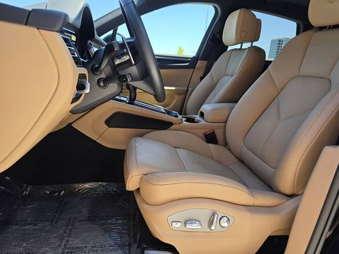 Certified 2025 Porsche Macan AWD/4WD image 8