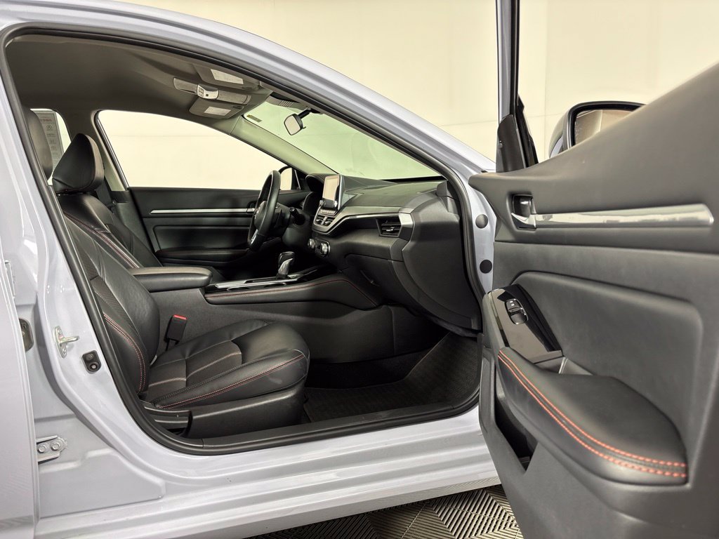 Used 2025 Nissan Altima 2.5 SR FWD image 13