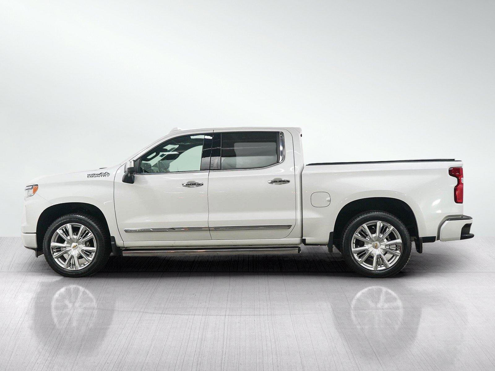 Used 2025 Chevrolet Silverado 1500 High Country AWD/4WD image 2