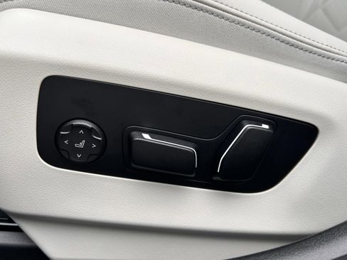 Used 2025 BMW 530i xDrive w/ Premium Package image 24