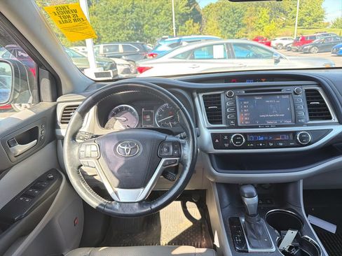 Used 2017 Toyota Highlander Limited Platinum AWD/4WD image 12