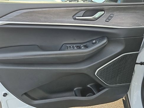 Used 2022 Jeep Grand Cherokee L Limited image 7