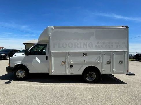 Used 2016 Chevrolet Express 3500 RWD image 2