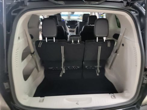 Used 2024 Chrysler Pacifica Touring-L image 12