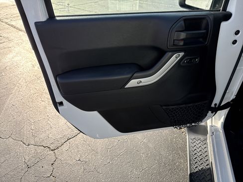 Used 2017 Jeep Wrangler Unlimited Sahara w/ Connectivity Group AWD/4WD image 17