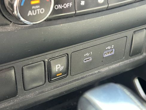 Used 2022 Nissan Frontier SV w/ Graphics Package image 9