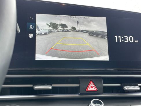 Used 2025 Hyundai Elantra SEL image 17