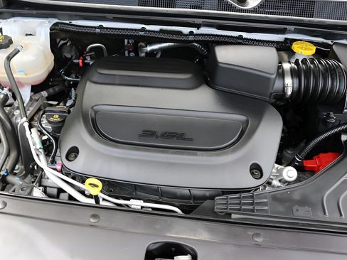 Used 2025 Chrysler Pacifica Select FWD image 10