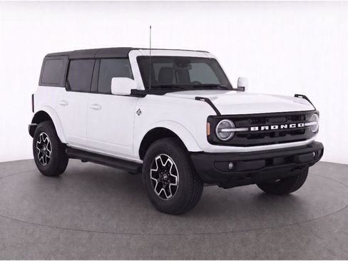 Used 2025 Ford Bronco Outer Banks AWD/4WD image 3