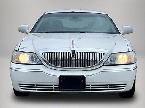Used 2003 Lincoln Town Car Signature RWD image 3