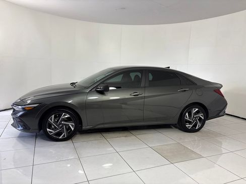 Certified 2025 Hyundai Elantra SEL FWD image 2