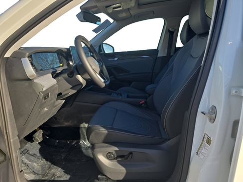 New 2025 Volkswagen Tiguan SE image 2