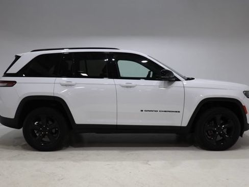 Used 2023 Jeep Grand Cherokee Altitude AWD/4WD image 8