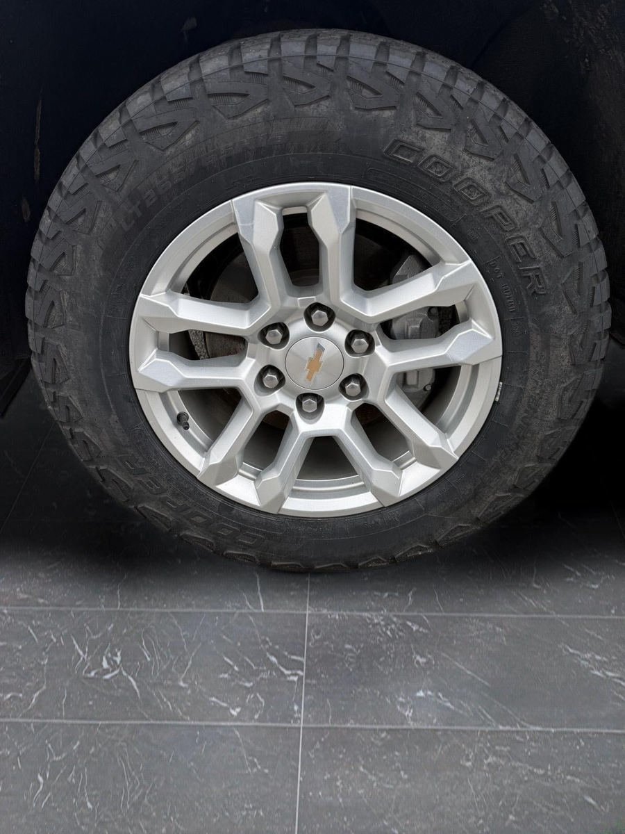 Used 2025 Chevrolet Silverado 1500 LT AWD/4WD image 18